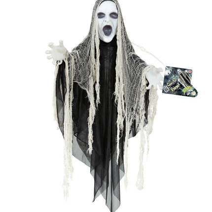 Spook decoratie met uitgestoken witte klauwhanden en gerafeld gaas over een zwart gewaad