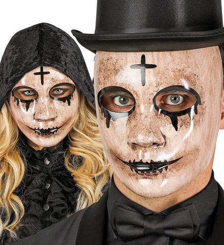 Spook masker gedragen door dame met zwarte capuchon en heer met hoge hoed