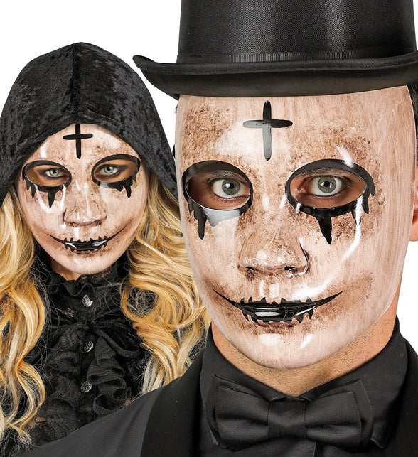 Spook masker gedragen door dame met zwarte capuchon en heer met hoge hoed