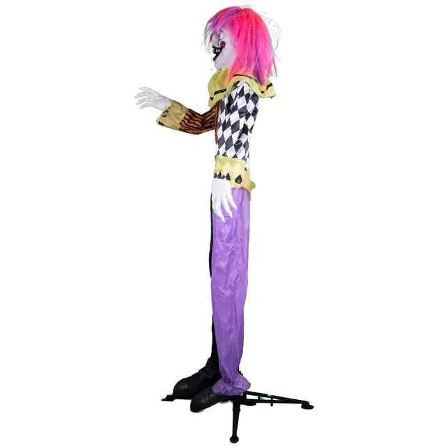 Staande horrorclown van zijkant, 160 cm hoog met uitgestrekte arm en zwart-wit geruit bovenlijf