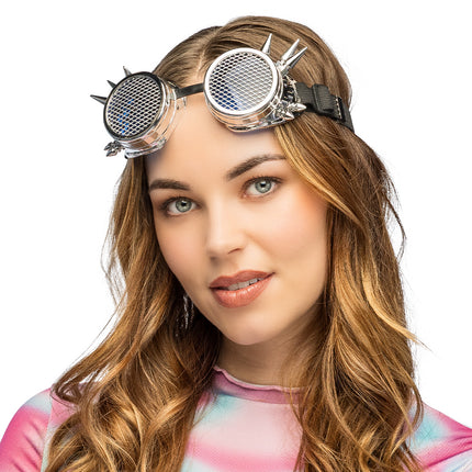 Steampunk bril Iron punk zilver met spikes, gedragen op het voorhoofd bij lang golvend haar