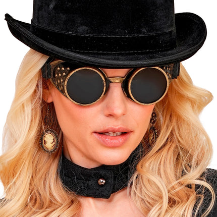 Steampunk stofbril antiek goud met studs aan de zijkant, gedragen onder zwarte hoge hoed