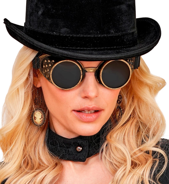 Steampunk stofbril antiek goud met studs aan de zijkant, gedragen onder zwarte hoge hoed