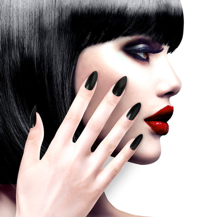 Stiletto nagels zwart gedragen bij donkere oogmake-up en rode lippen, gotische Halloweenlook