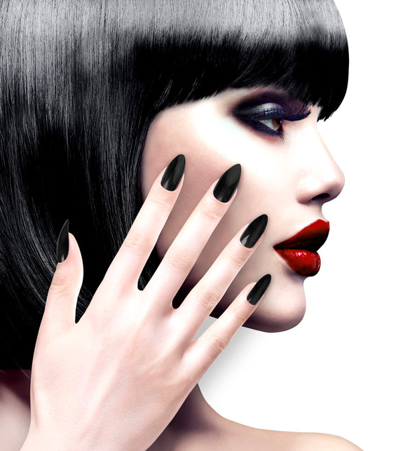 Stiletto nagels zwart gedragen bij donkere oogmake-up en rode lippen, gotische Halloweenlook