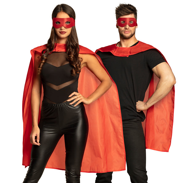 Super held cape en masker set rood gedragen door een vrouw en man over zwarte kleding