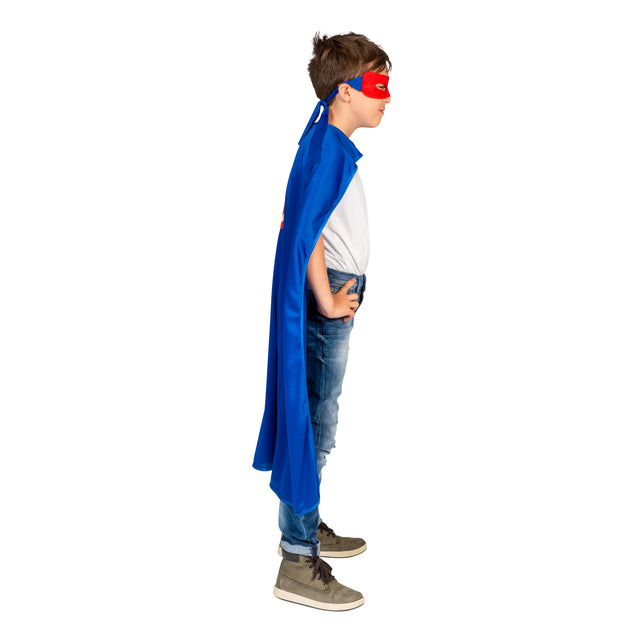 Super Hero cape Jerome van zijkant: lengte tot de kuit en blauw bandje van het masker