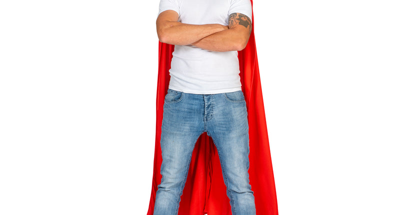 Super hero cape Reddy rood met blauw oogmasker, gedragen door een man over wit shirt