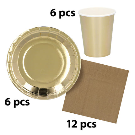 Tafelset goud met spiegelende bordjes, matte bekers met witte rand en goudbruine servetten voor een verjaardag of bruiloft