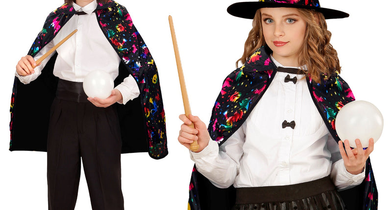Ti-Ta-Tovenaars cape kind, zwart met kleurrijke sterrenprint en punthoed, gedragen door jongen en meisje