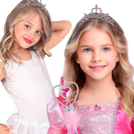 Tiara strass met hanger gedragen door twee meisjes bij een prinsessenlook op een kinderfeestje