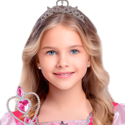 Tiara strass met hanger op los golvend haar, strassteentjes en hartje in close-up