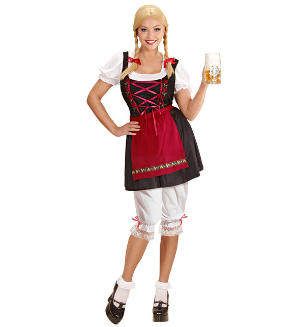 Tiroler broek wit met kant gedragen onder zwart-rode dirndl met rode strikjes bij de zoom
