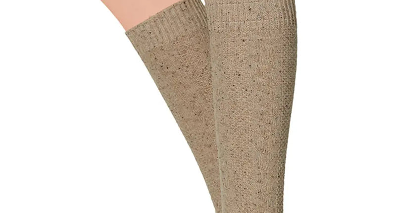 Tiroler kniekousen beige tot onder de knie met kabelpatroon, gedragen voor Oktoberfest
