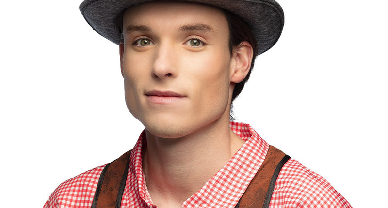 Tirolerhoed Dieter grijs met groene band en veren, gedragen door man met Beierse outfit op Oktoberfest