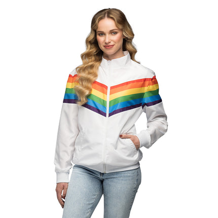 Trainingsjasje Rainbow babe wit met regenboogstreep over de borst, gedragen door dame met jeans