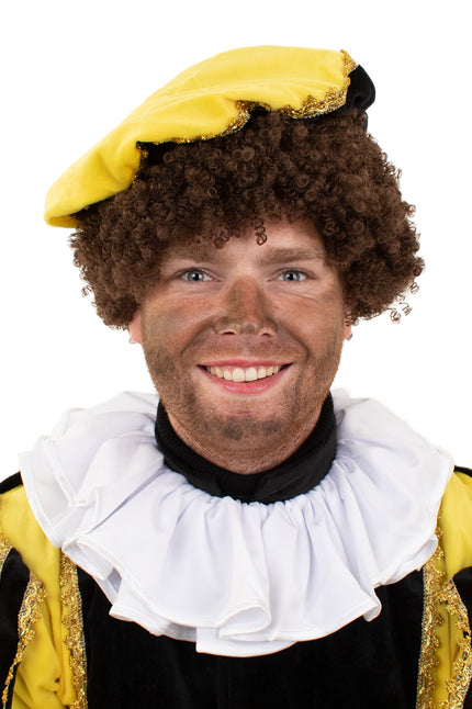 Trevira kraag wit piet met brede witte ruches, gedragen om de hals bij een pietenoutfit voor Sinterklaas