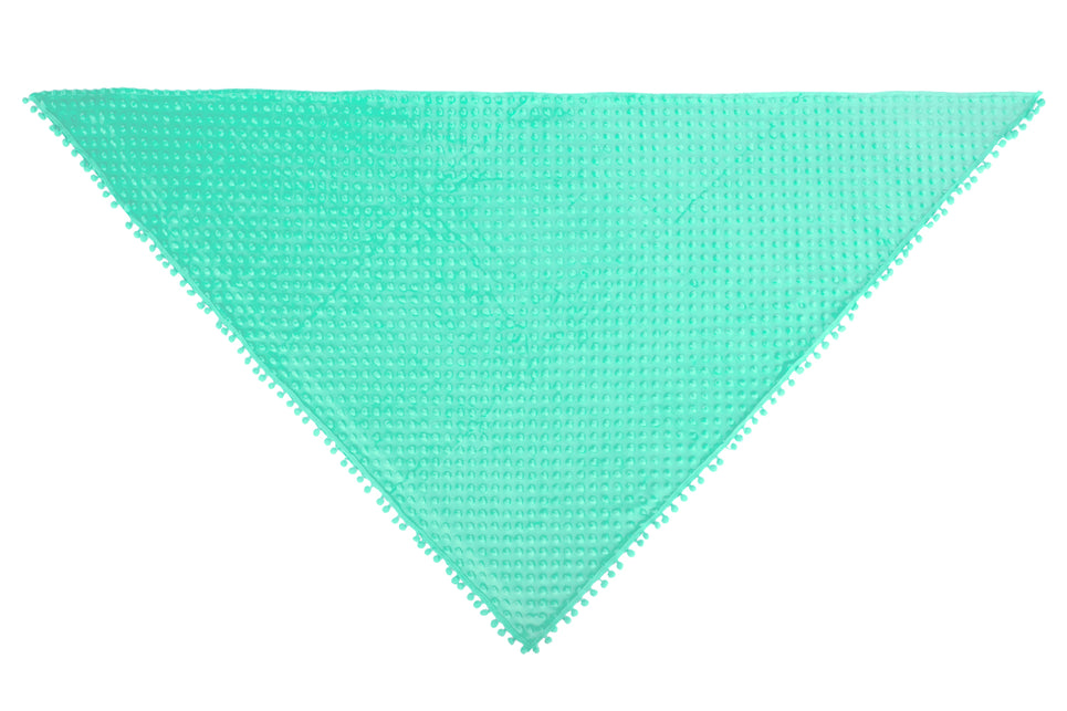 Turquoise bubbelsjaal uitgevouwen in driehoekvorm met pompomboordje langs de randen