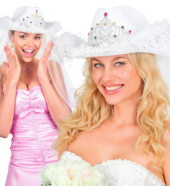 Twee dames met de witte bruidshoed met sluier en kroontje op een vrijgezellenfeest