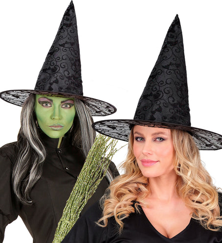 Twee dames met de zwarte heksenhoed met vleermuizen op een halloweenfeest