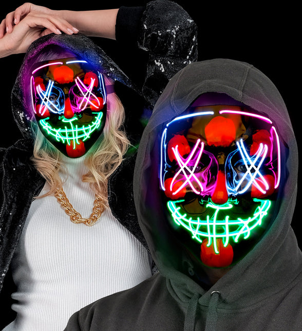 Twee dragers met led masker onder een capuchon op een halloweenfeest