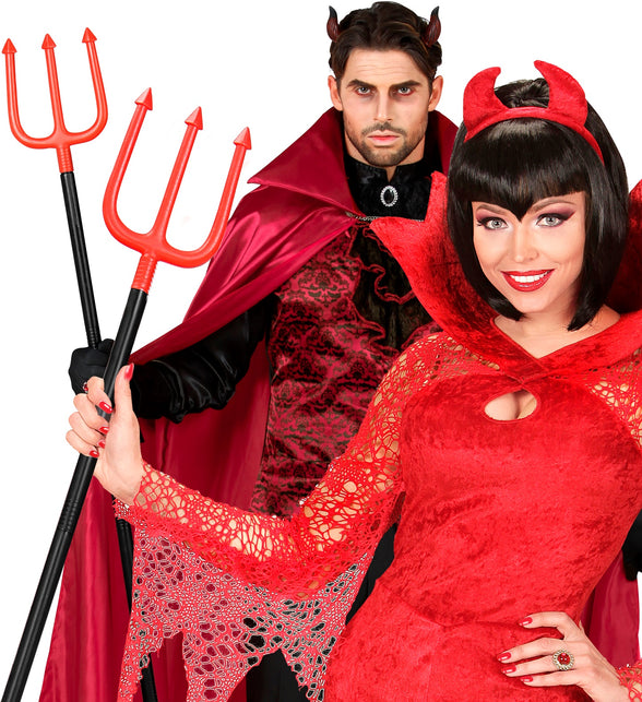 Twee drietanden duivel plastic vastgehouden bij rode duivelsoutfits voor Halloween