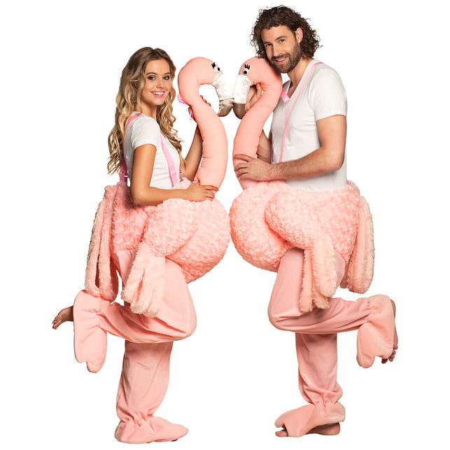 Twee flamingo instapkostuums naast elkaar, roze pluche bodys met nekken tegen elkaar