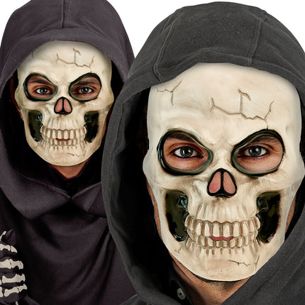 Twee heren met schedel masker kunststof onder zwarte capuchon op Halloween