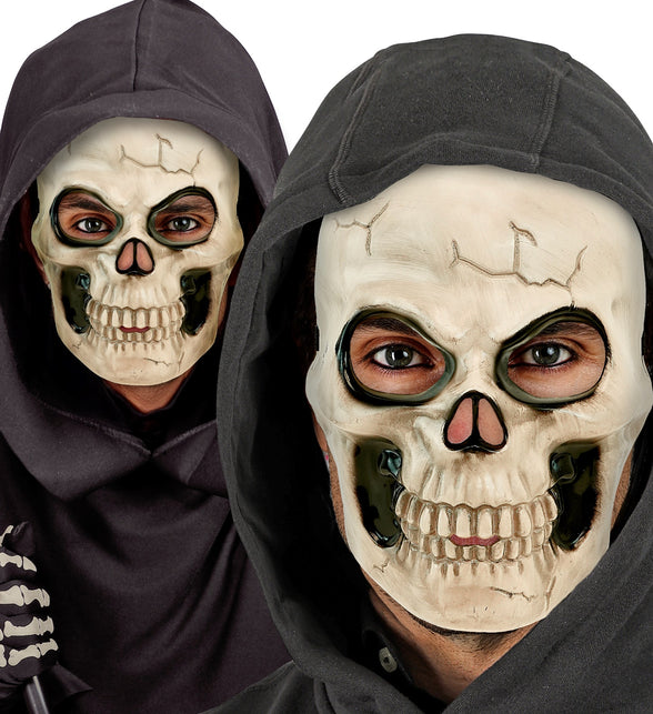 Twee heren met schedel masker kunststof onder zwarte capuchon op Halloween