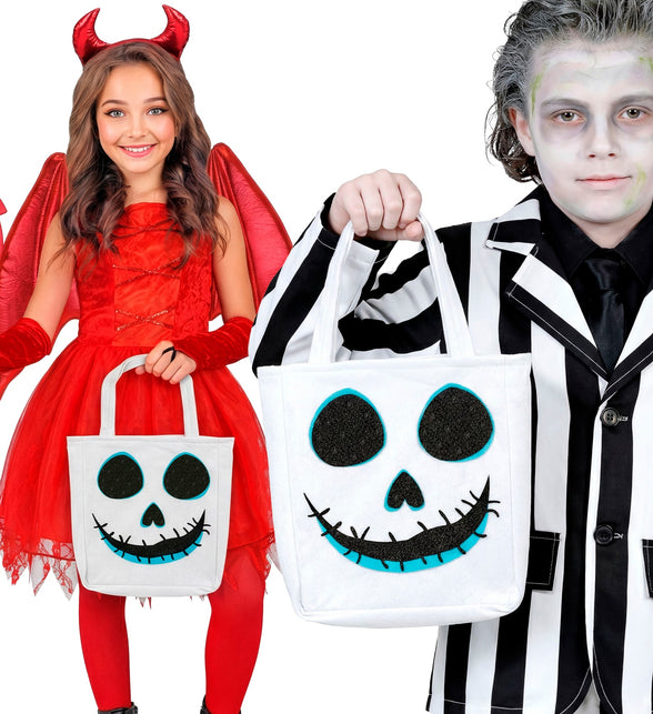 Jongen en meisje dragen de spooktas met grijnzend gezicht aan de hengsels tijdens Halloween