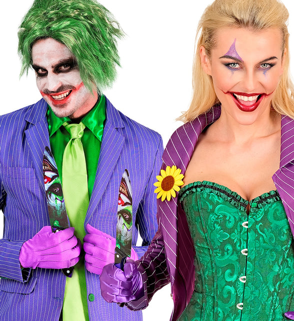 Twee nepmessen met clownsprint tussen de revers van een paars gestreept jasje