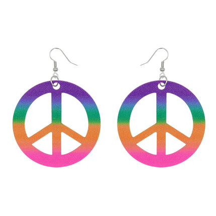 Twee peace oorbellen naast elkaar, uitgesneden peace-tekens in paars, groen, oranje en roze
