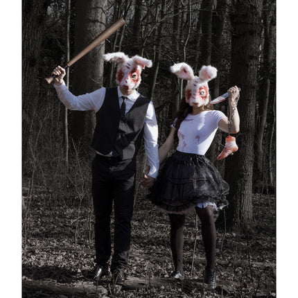Twee personen met het pluchen halfmasker Bloederig konijn in een donker bos, killer rabbit-look voor Halloween