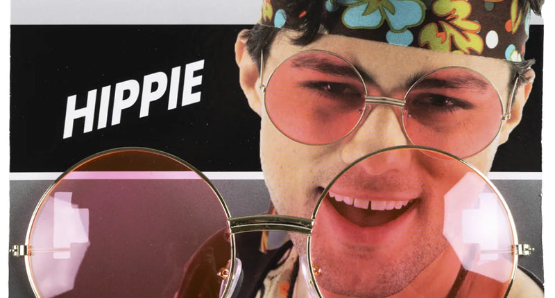 Uilebril goud met grote ronde roze glazen, gedragen bij een hippielook met gebloemde hoofdband
