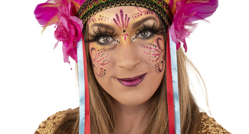 Veren hoofdtooi multicolor met zwarte sierband en linten met kraaltjes, gedragen op een festival