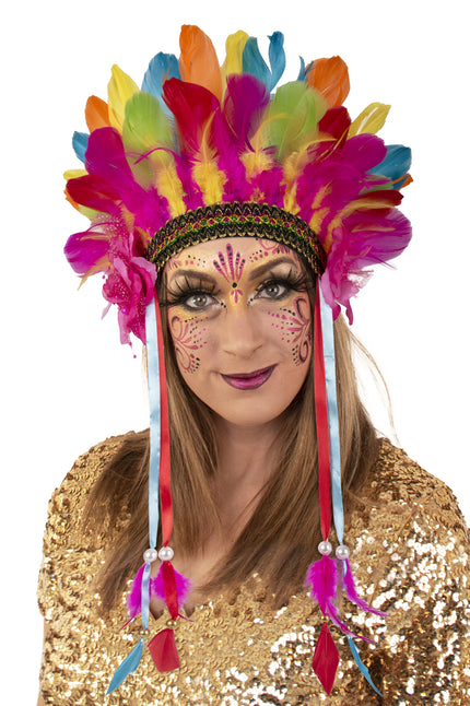 Veren hoofdtooi multicolor met zwarte sierband en linten met kraaltjes, gedragen op een festival