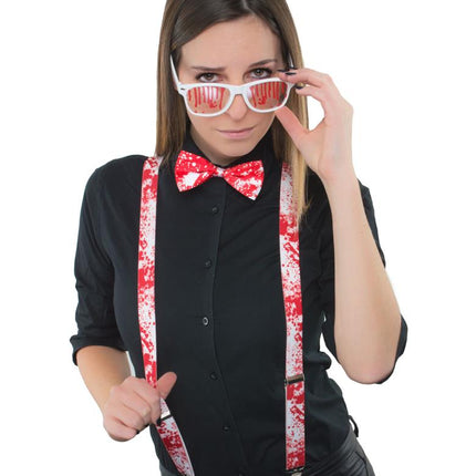 Verkleed set bloodlust gedragen over zwarte blouse, bretels en strik met bloedspatten voor Halloween