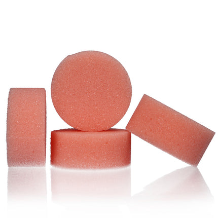 Vier ronde roze schminksponsjes met open structuur, los gestapeld