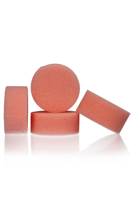 Vier ronde roze schminksponsjes met open structuur, los gestapeld