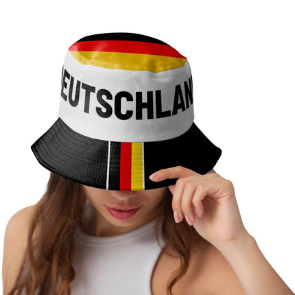 Vissershoedje Deutschland met witte bol, zwarte letters en zwarte rand met zwart-rood-gele streep, gedragen door supporter