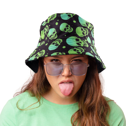 Vissershoedje met doodskoppen, zwart met groene schedelprint, gedragen voor Halloween