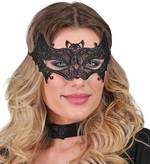 Vleermuis oogmasker gedragen door dame, vleugels over de wangen, voor Halloween