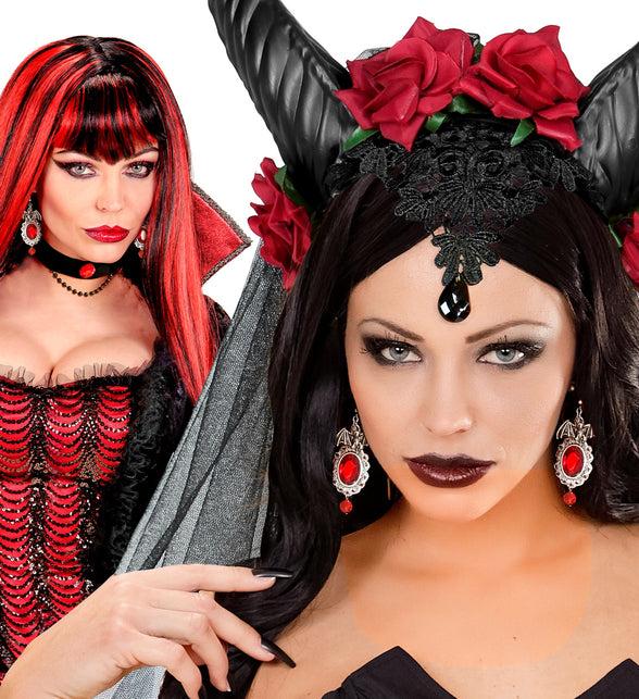 Vleermuis oorringen met rode steen bij een gothic Halloweenlook met donkere make-up