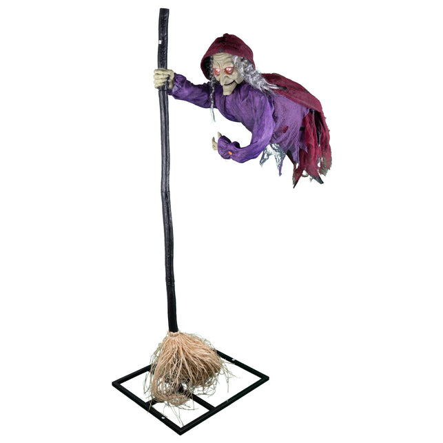 Vliegende heks 180 cm in paars gewaad met rode kap op bezem met zwart standframe, halloweendecoratie