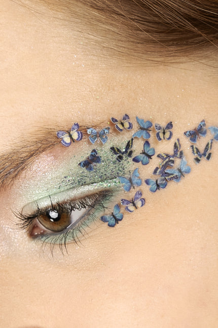 Vlinders in wax blauw als eyedesign, blauwpaarse vlindertjes van ooglid naar slaap met groene glitter
