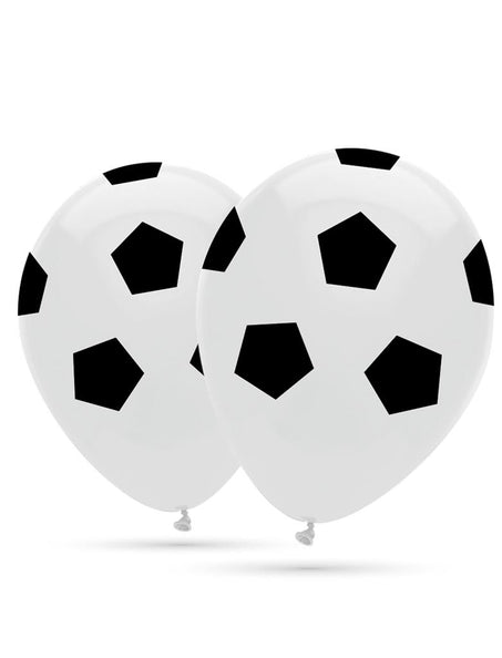 Voetbal ballonnen wit met zwarte vijfhoeken, twee opgeblazen latexballonnen voor een voetbalfeest