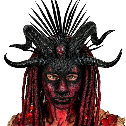 Voodoo masker priester met hoge punten en gebogen hoorns, gedragen met dreadlocks