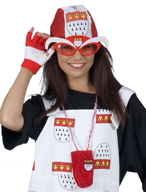 Vrouw draagt de bril Keulen oktoberfest bij een rood-witte outfit op een bierfeest
