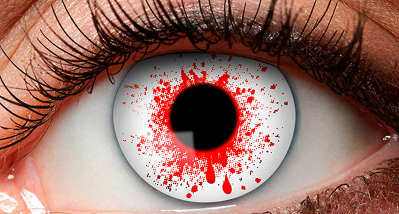Weeklenzen Bloodshot close-up: witte lens met rode bloedspatten en druipers rond de pupil