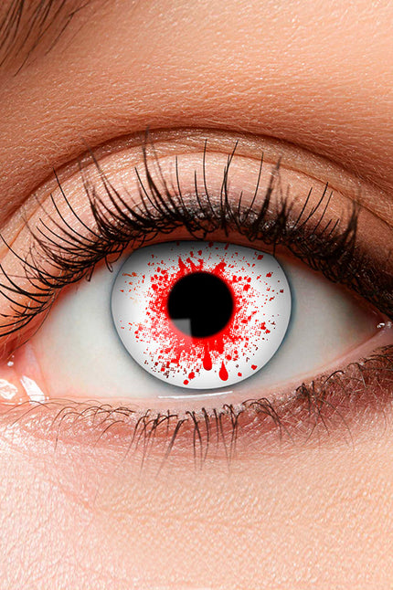 Weeklenzen Bloodshot close-up: witte lens met rode bloedspatten en druipers rond de pupil